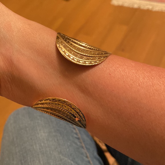 New in Box - Goldtone Cuff bracelet Fitbit tracker - Picture 4 of 6